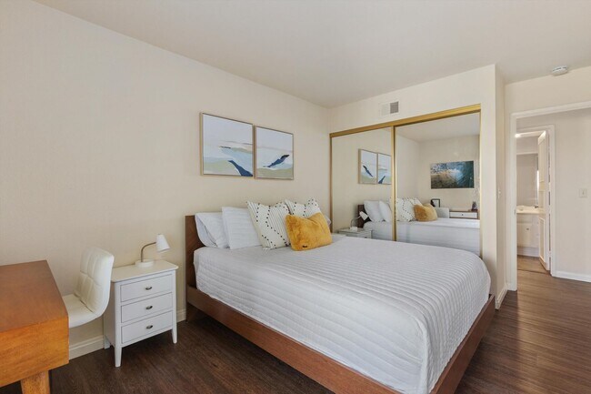 Building Photo - 6667 La Jolla Scenic S Dr
