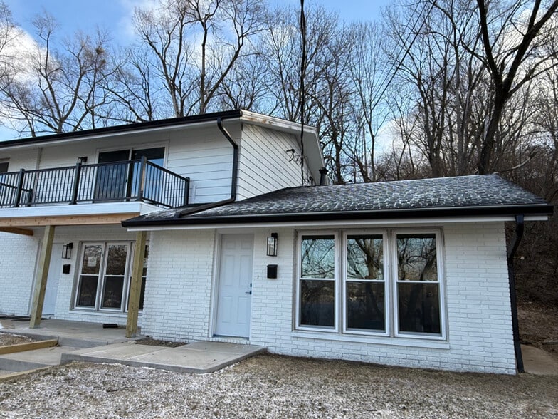 Building Photo - 730 E Shore Dr