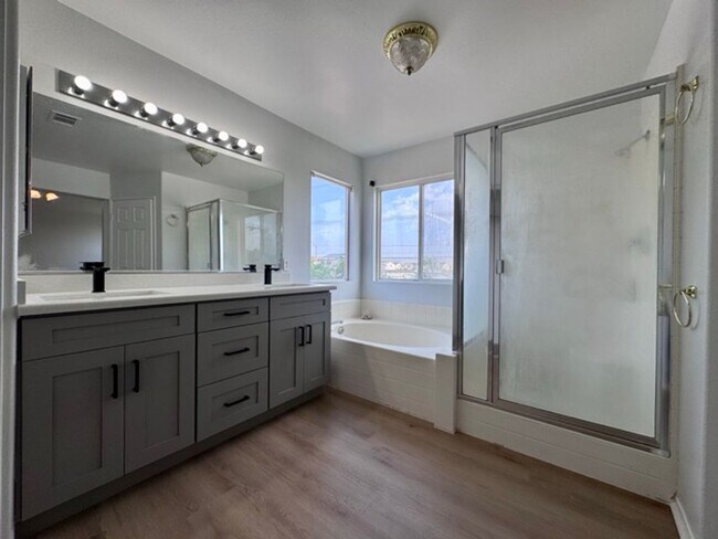 Building Photo - Spacious 4 Bedroom Home with a loft AND bo...