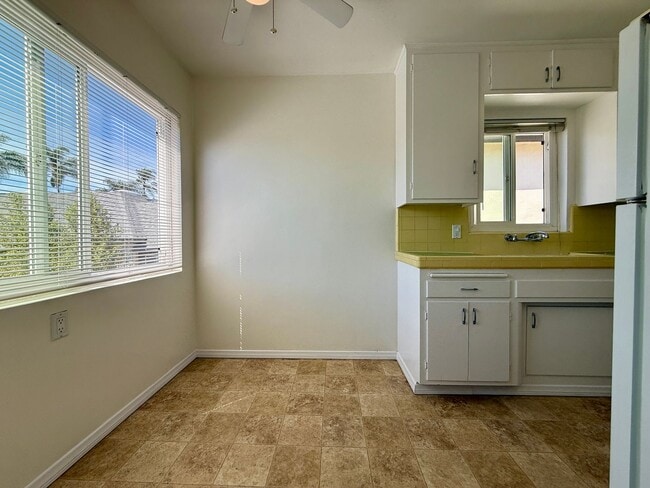 Building Photo - CORNER Upstairs Unit Within Small Gated Community! COMPLIMENTARY Shared Laundry! Spacious Floorplan!