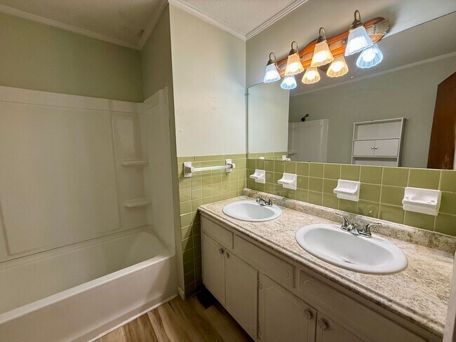 Building Photo - 4 Bedroom/1.5 Bathroom Home in Paragould AR - $1,275/month