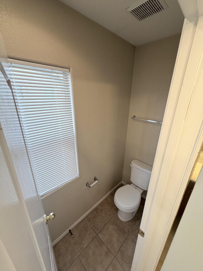 Building Photo - 3 bd 2.5 bath with LOFT