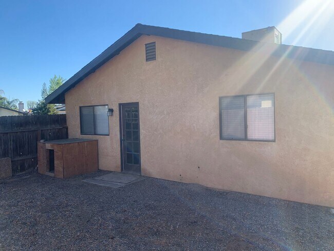 Building Photo - Clean 3 Bedroom / 2 Bathroom House in Sout...