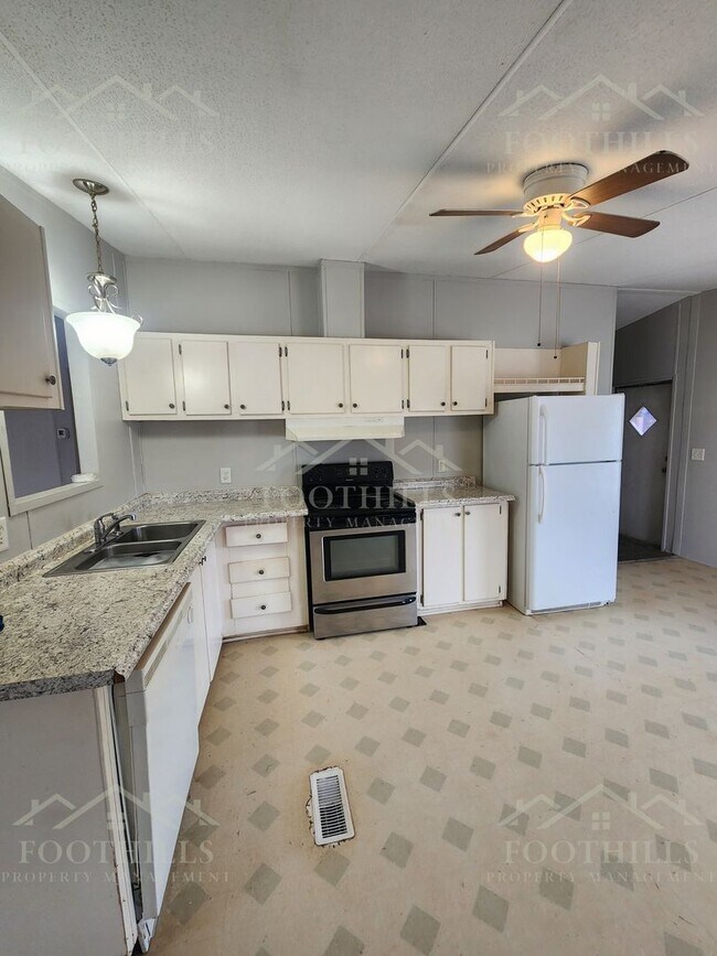 Building Photo - 924 Lebanon Rd