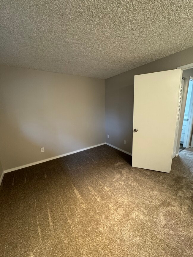 Building Photo - Fully Renovated 2 bedroom, 1.5 bath Apartment with New Appliances and Separate Garage!  Fully Rem...