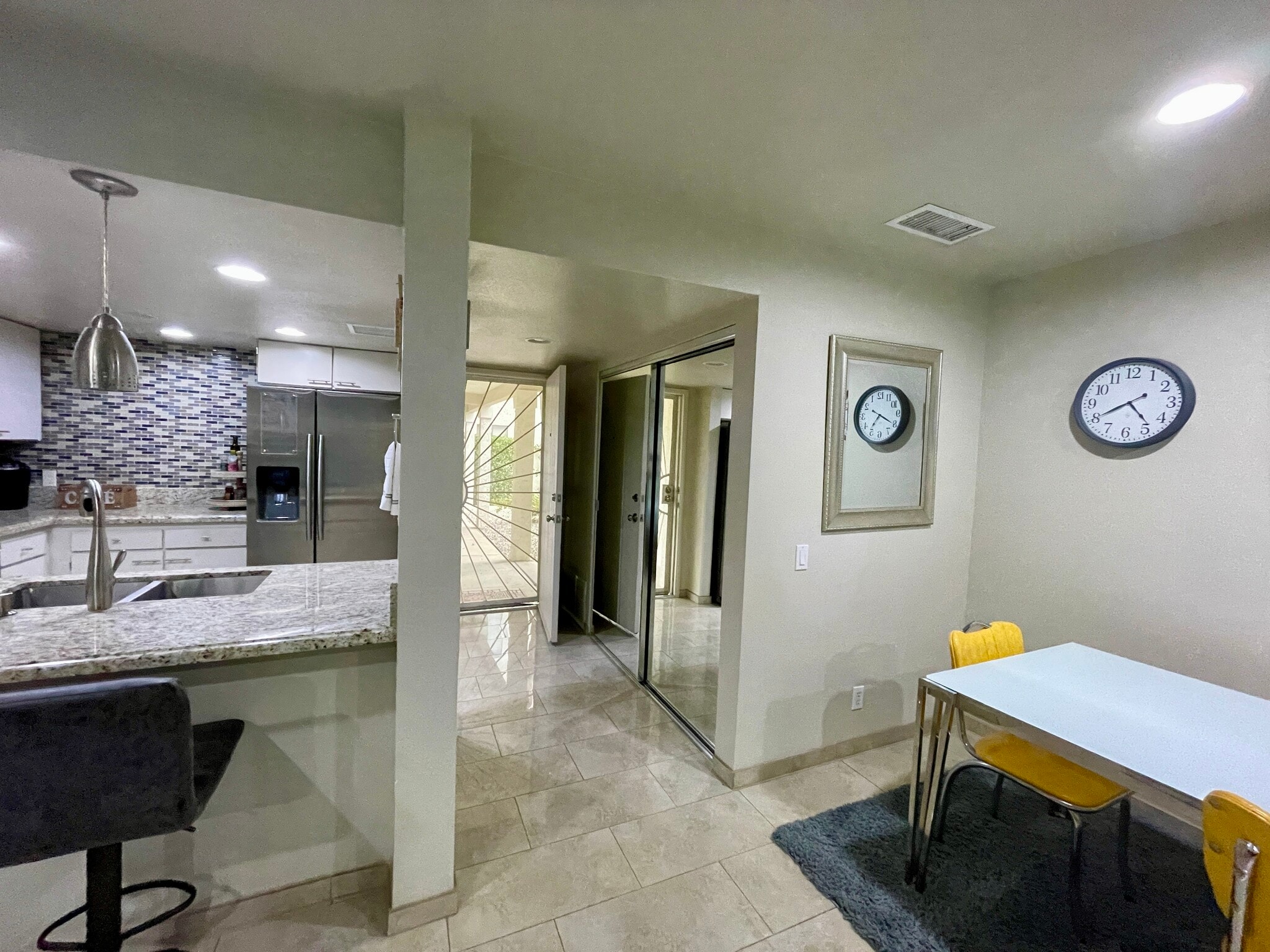 Building Photo - 453 E Via Escuela