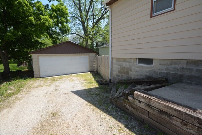 Building Photo - Beautiful Family Home Near Downtown And Al...