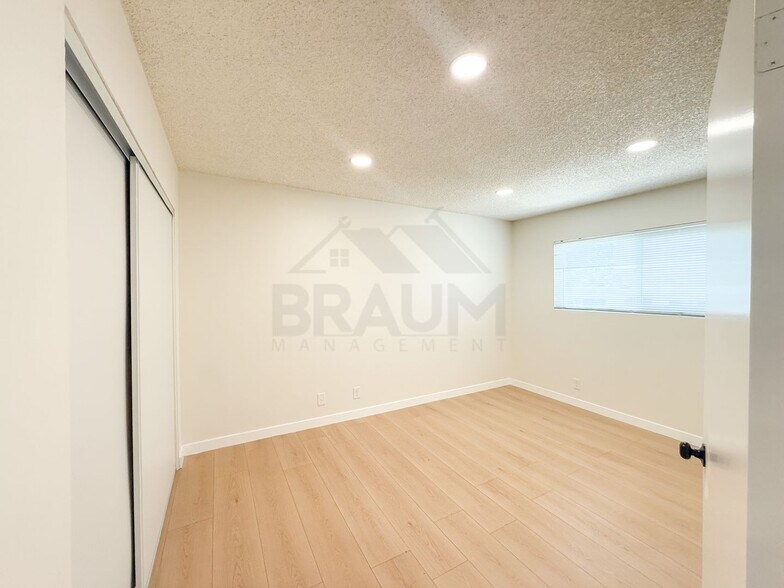 Building Photo - 14801 Delano St