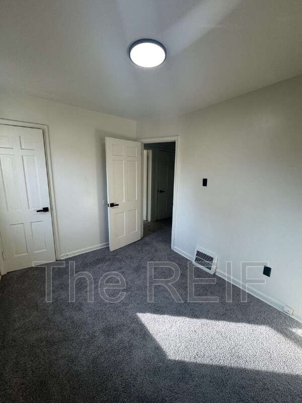 Building Photo - 12600 Duchess St