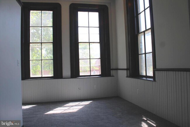 Building Photo - 745 Manor St