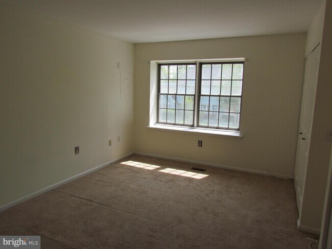 Building Photo - 9 Cohanzick Ct