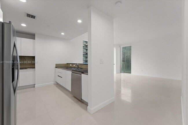 Building Photo - 1050 Brickell Ave