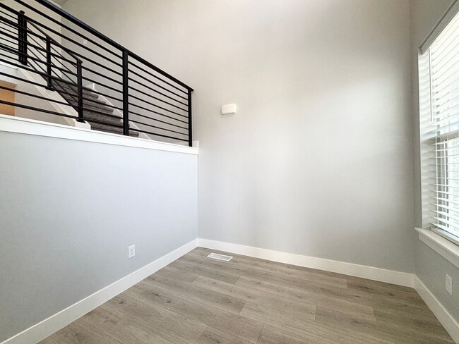 Building Photo - Gorgeous Poolside Corner Townhome at Mountain Ridge!
