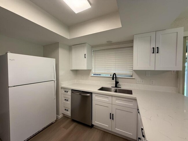 Building Photo - 1106 Oakwood Dr