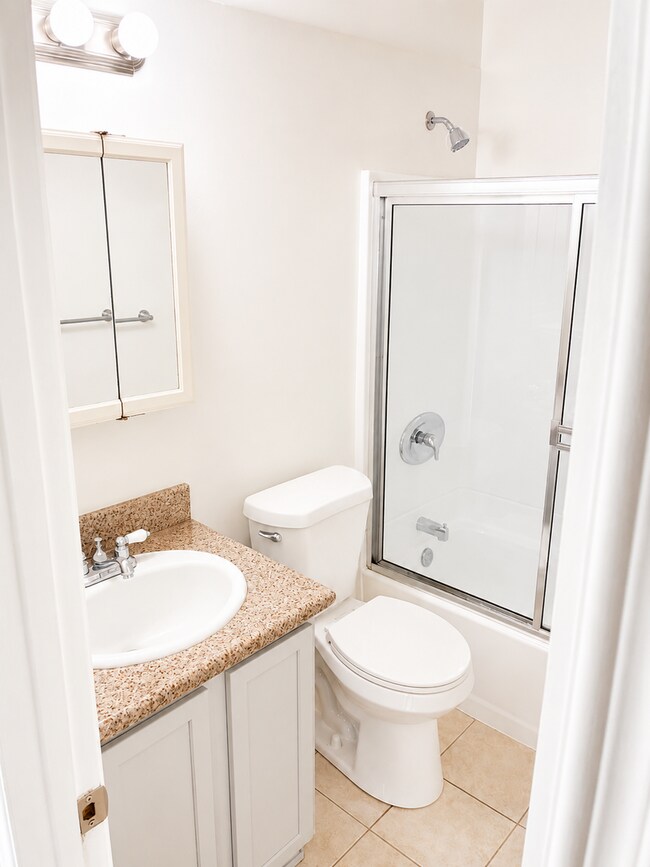 Building Photo - Beautiful Updated 2 Bed / 1.5 Bath Condo