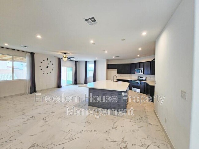 Building Photo - 3821 E Weld Ave