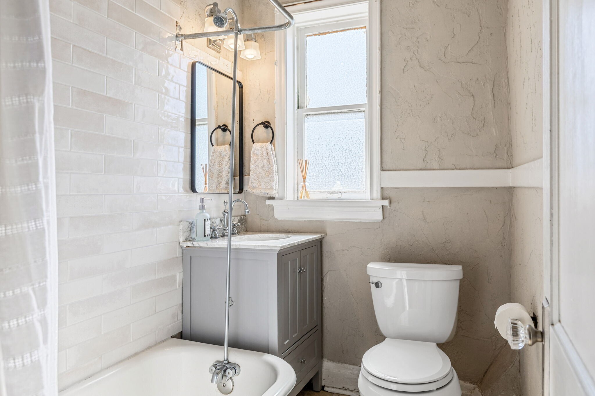 Building Photo - 1210 S Newstead Ave