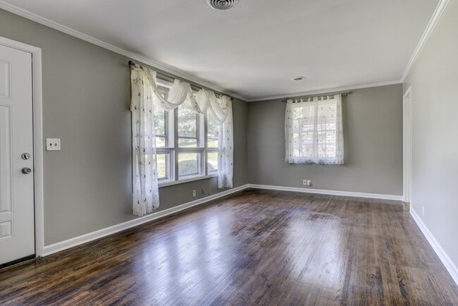Building Photo - 1221 Harwood Dr
