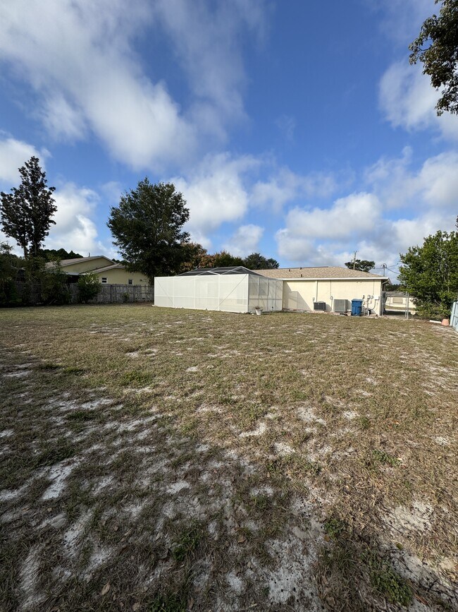 Building Photo - 5100 Mentmore Ave