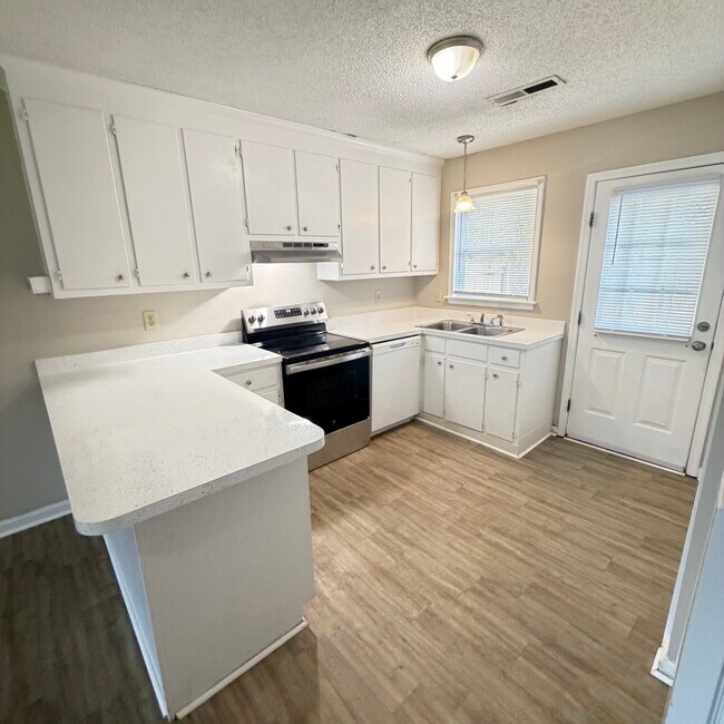 Building Photo - 6615 Cottonwood Dr