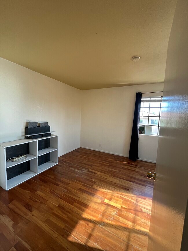 Building Photo - 15946 Vanowen St