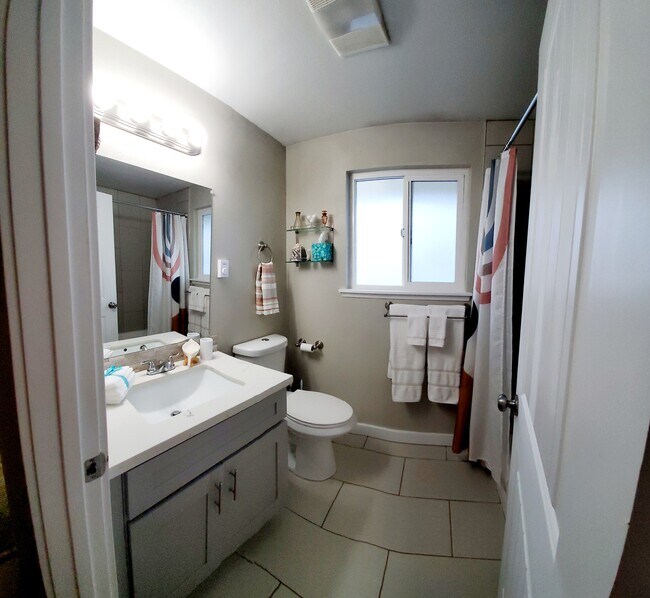 Building Photo - 1006 S Sprague Ave