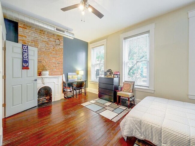Building Photo - Condo in Italianate building in Over-the-R...