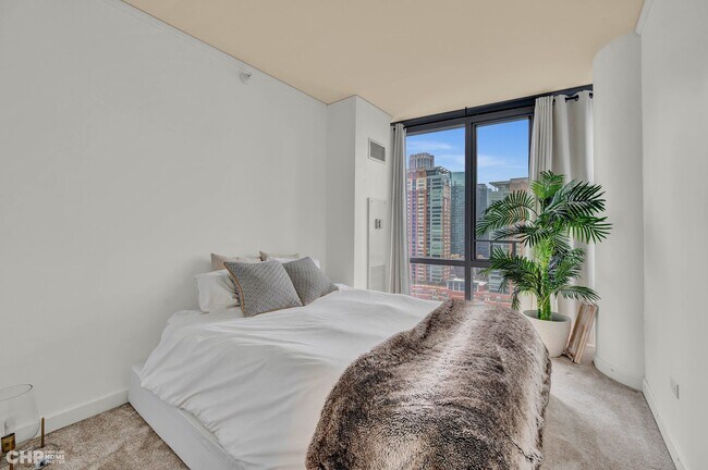 Building Photo - 450 E Waterside Dr