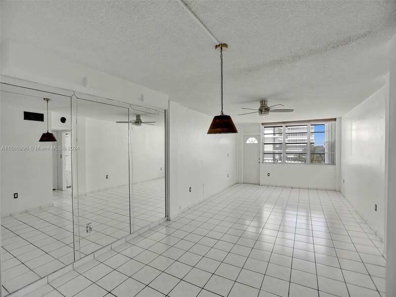 Building Photo - 245 18th St