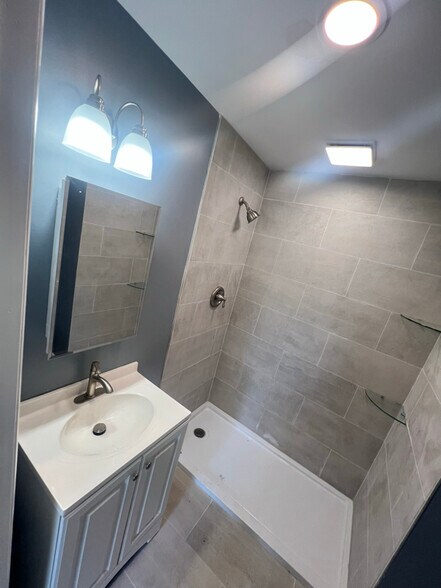 Bedroom bathroom - 809 N Harrison St