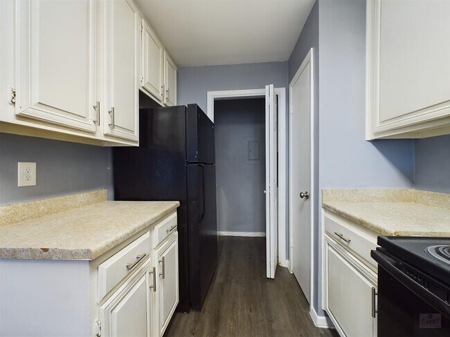 Building Photo - 806 W 24th St