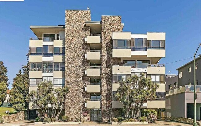 Building Photo - Top Floor Condo Unit