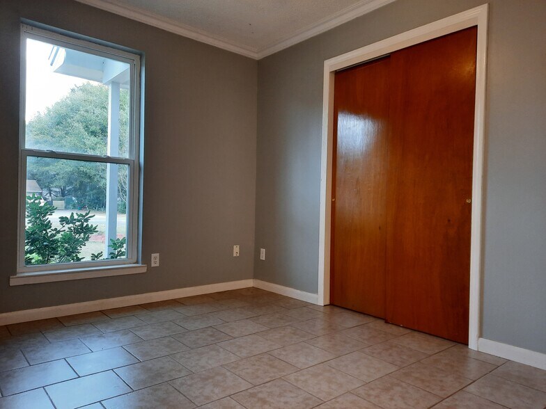 Building Photo - 3034 Stillwell Blvd