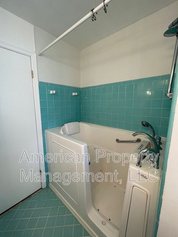 Building Photo - 5102 E 33rd St