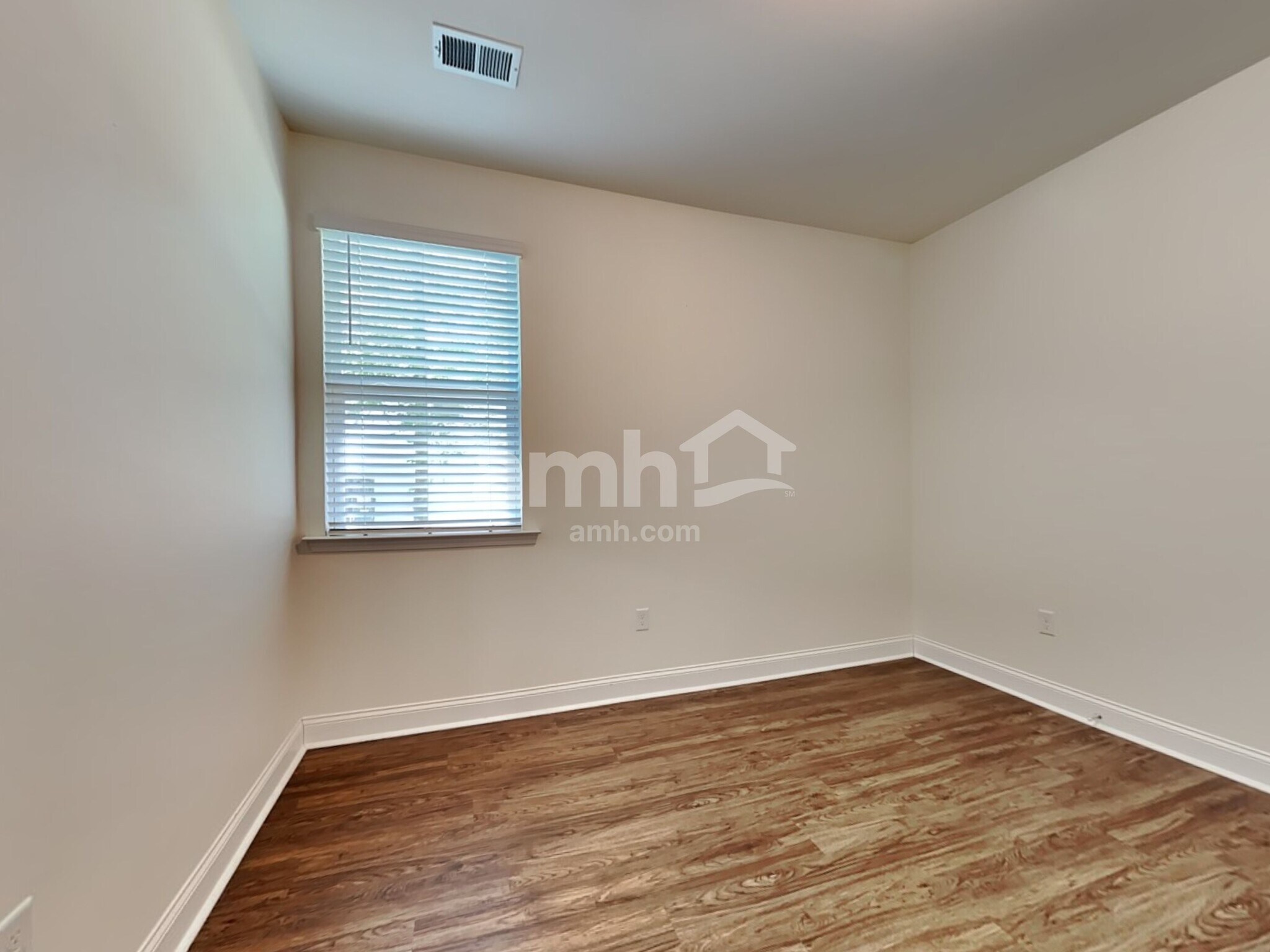 Building Photo - 219 Swan Dr