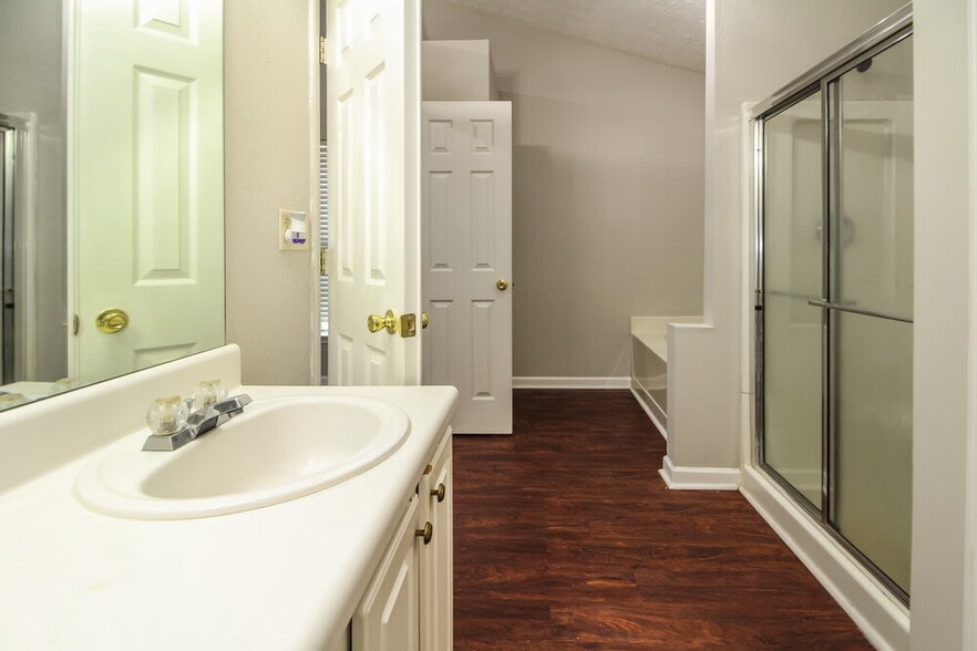 Building Photo - 5729 Lakeview Cir