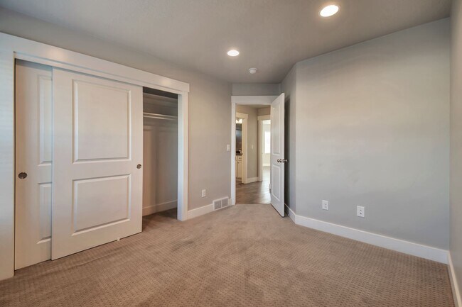 Building Photo - Incredible 6 bedroom Rambler in West Jordan