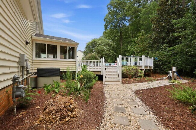 Building Photo - Three-Bedroom Home with Pool in Garner