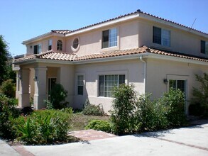 Building Photo - 4527 Hollister Ave