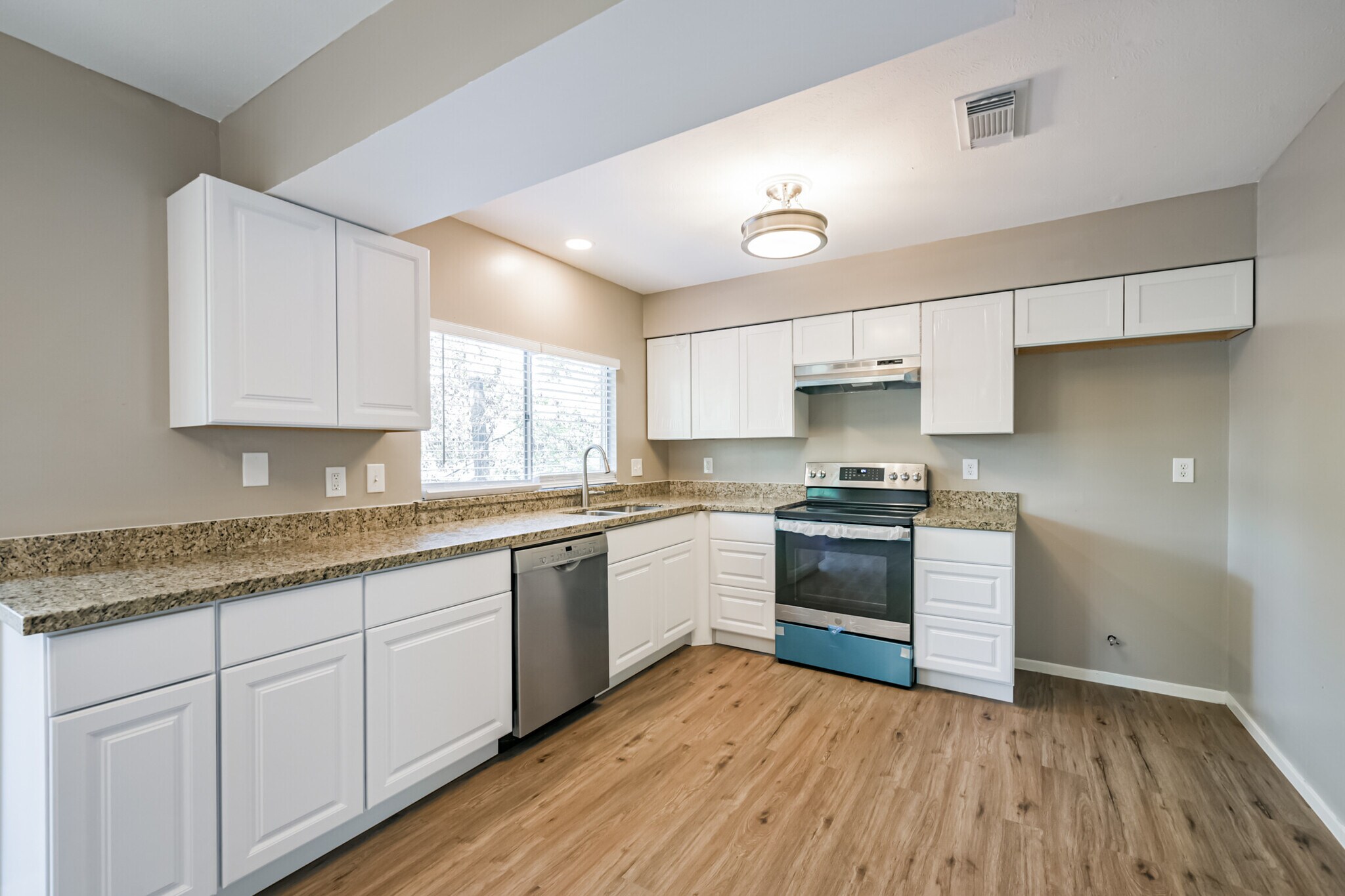 Building Photo - 2051 Oak Shores Dr