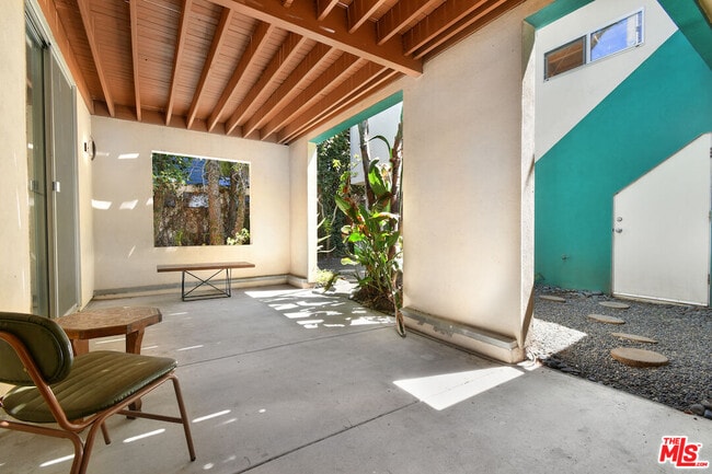 Building Photo - 656 Angelus Pl