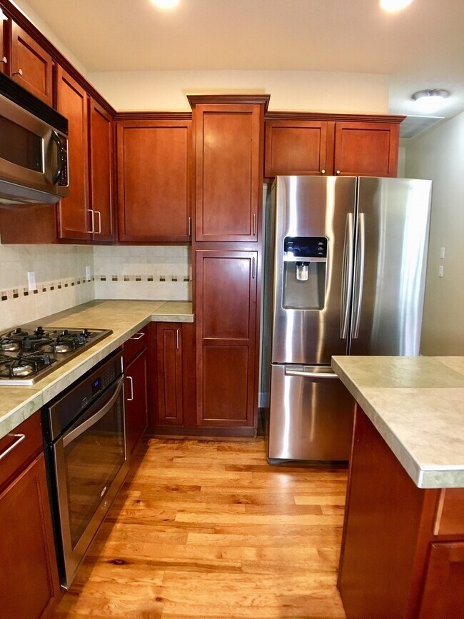 Building Photo - Stunning 3BD  Lake Shore Home with Office and Loft Area!  Gorgeous Finishes!