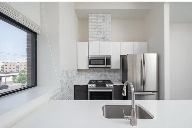 Building Photo - "Charming 1-Bed Retreat with Hardwood Eleg...