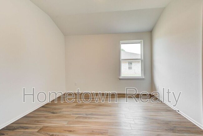 Building Photo - 403 N Cyn Ter