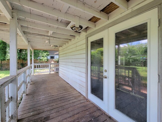 Building Photo - 111 Wisteria St