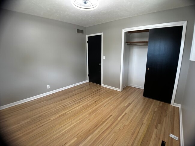 Building Photo - 211 Lakewood Dr