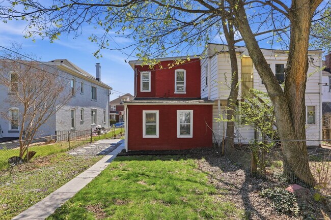 Building Photo - Beautiful Duplex with Charm