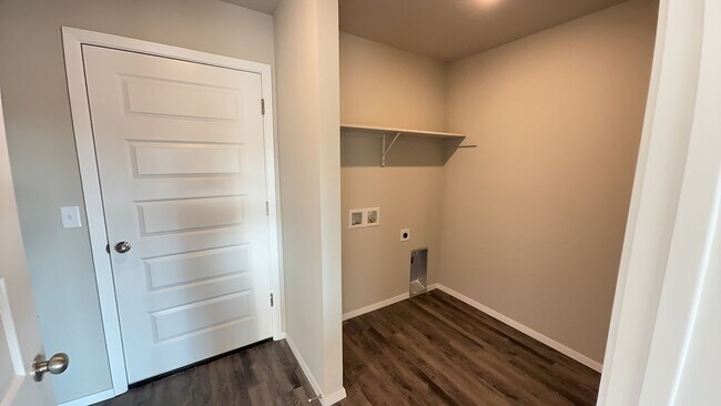 Building Photo - Welcome to this beautiful 4 bed, 2 bath ho...