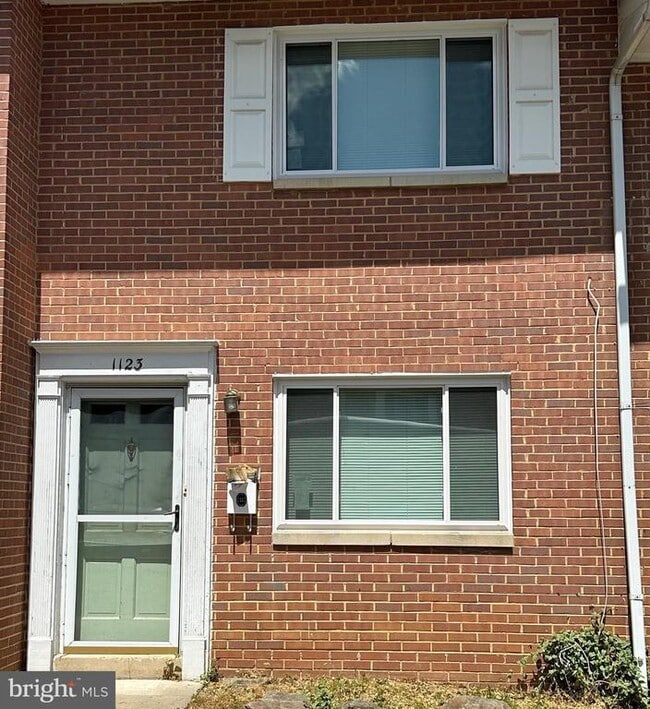 Building Photo - 1123 Westview Terrace