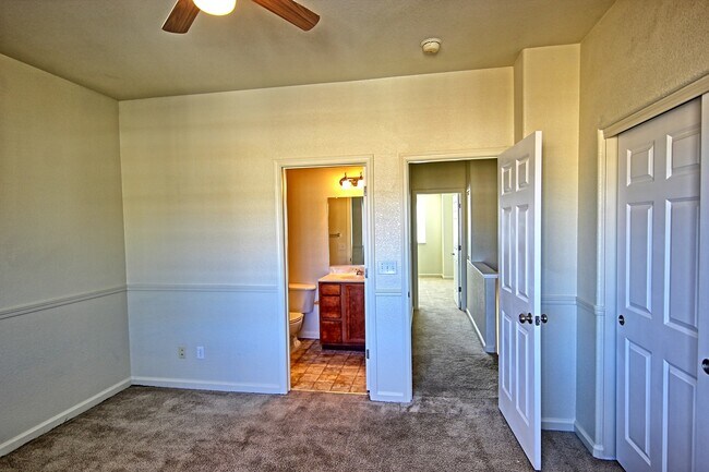 Building Photo - Updated Condo in North Reno